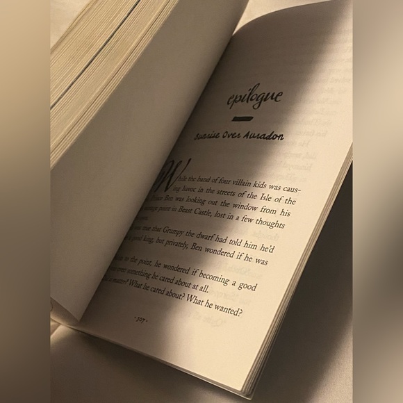 -Book- “The Isle of the Lost”- - Picture 9 of 9